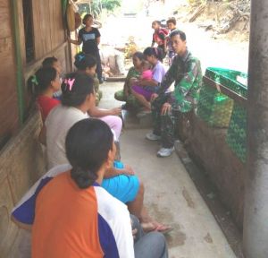 Babinsa Semangati Ibu-Ibu Ikut Bantu Kegiatan TMMD