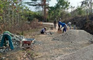 Pra TMMD Lakukan Giat Fisik Makadam Jalan