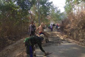Bareng Warga, Satgas TMMD Kebut Betonisasi Jalan
