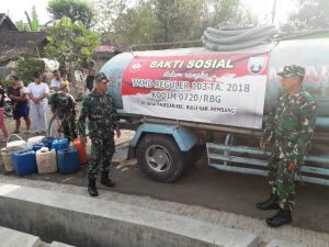TNI Turunkan Air Bersih, Rakyatpun Basah