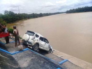 Terios Terjun ke Turap Nyaris Masuk Sungai di Mersam