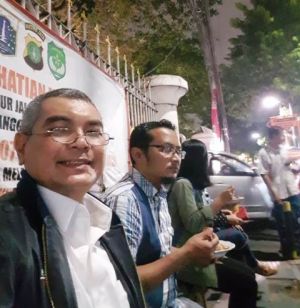 Nikmati Jajanan Kaki Lima di UI Salemba, Agus Roni: Ingat Masa Kuliah