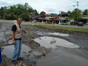 Kesal Jalan Rusak Tak Kunjung Diperbaiki, Warga Jujuhan Tanam Pohon di Tengah Jalan