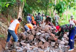 Karena Ngamuk Para Pekerja Pecahi Batu