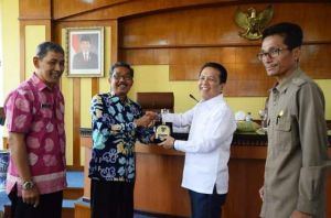 Sambut Kunker Komisi A DPRD Temanggung, Bupati Berikan Cindera Mata