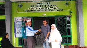 Sambut HUT Golkar ke-54, Caleg DPRD Kota Dapil III Ini Berbagi dengan Anak Yatim di Panti Asuhan