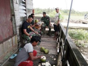 Jalin Kedekatan dengan Masyarakat, Satgas TMMD Anjangsana ke Rumah-rumah Warga