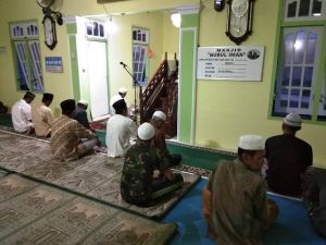 Satgas TMMD Shalat Subuh Berjamaah Dengan Masyarakat