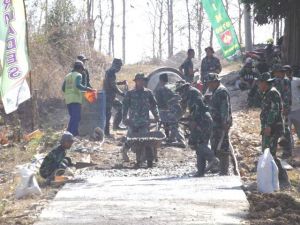 Di Ujung Pasedan Lakukan Pengecoran Jalan