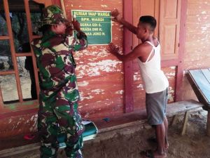 Pembagian Papan Nama Tempat Inap Satgas TMMD