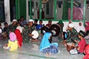 Rebana Segarkan Rohani Satgas TMMD Dan Anak Santri.      