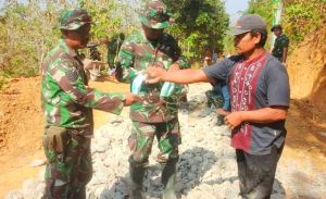 Bagikan Masker Demi Kelancaran Kerja Satgas
