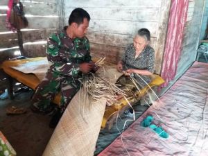 Nenek Pengrajin Tikar Warga Ngotoko