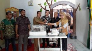 Hadir Dalam Penyerahan Bantuan IKM Di Muaro Jambi, Ihsan Yunus Harapkan Peningkatan Ekonomi Keluarga