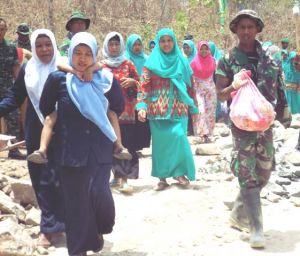 Warga Dan TNI Bangun Kebersamaan, Oooh Indahnya