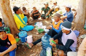 Bekerja, Istirahat, Makan dan Ngobrol Bareng Warga