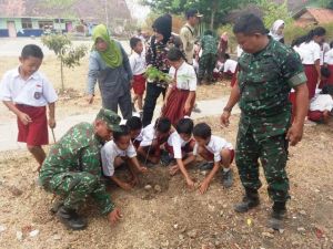 Tanam Pohon Bentuk Kepedulian Satgas TMMD