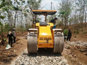 Haluskan Batu Sebagai Dasar Makadam Jalan