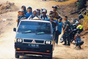 Mobil Bak Terbuka Bangkitkan Semangat Kebersamaan