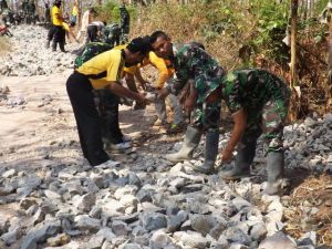Kerjakan Makadam Jalan, Jalin Kerja Sama Dengan Seluruh Elemen Masyarakat