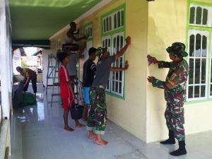 Bersama Warga, Satgas TMMD Bersihkan Masjid Nurul Iman Dusun Sungai Ayam