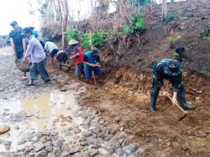 Kugali Talut Agar Air Tak Genangi Jalan