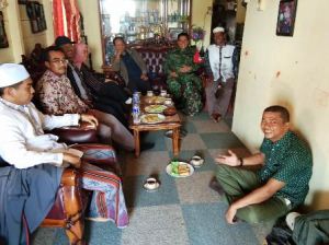 Pasiter TMMD Kodim 0419/Tanjab Silaturahmi ke Rumah Kadus, Warga: Bangga, Bapak Anggota TNI Merakyat
