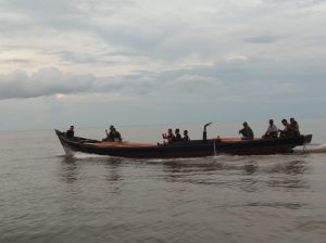 Satgas TMMD Terus Bekerja, Material untuk Pembangunan Fisik Diangkut Pakai Perahu