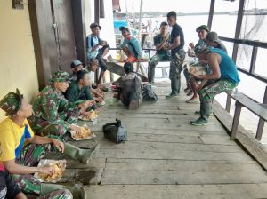 Menyatunya TNI dengan Rakyat Mulai Kegiatan Fisik hingga Makan Bersama
