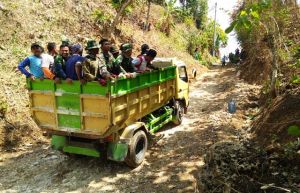 Ramai-Ramai Naik Dum Truck Saat Pulang Kerja