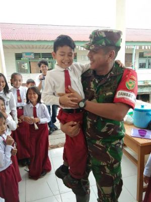 Ini Kegembiraan Siswa SD di Desa Pangkal Duri Saat Dikunjungi Dansatgas Kodim 0419