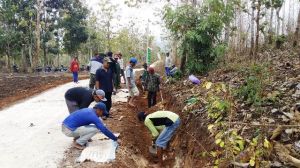 Gali Parit Agar Air Tidak Merusak Jalan Makadam