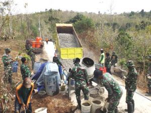 Kupenuhi Ember Dengan Material Untuk Mendulang Molen