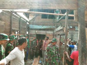 Begini Kebersamaan Satgas TMMD dengan Warga Rehab Rumah Tak Layak Huni