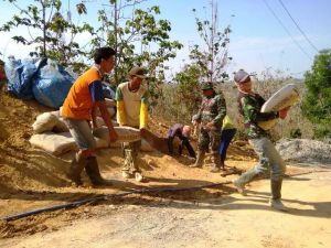 Panas Tak Lunturkan Semangat Warga dan Satgas TMMD