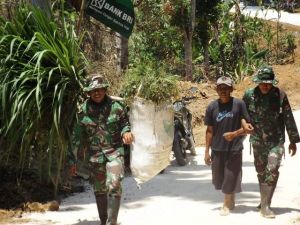 Siang Itu Cuaca Panas Sekali, Kupikul Rumputmu Wargaku