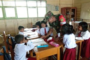 Dandim Tanjab Ajak Siswa SD di Desa Pangkal Duri Gemar Membaca Sejak Dini