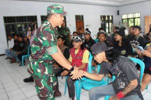 Kumpulkan Anak Punk, Dansatgas TMMD Ajak Rubah Prilaku