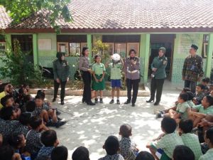 Kowad Dan Polwan Ajarkan Anak SD Memakai Helm Yang Benar