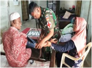 Kunjungan Sehat Satgas TMMD ke Rumah Warga