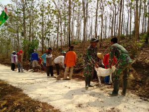 Kewajiban Satgas TMMD Membantu Warga Ngotoko