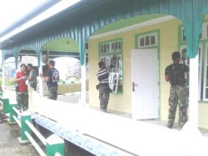 Satgas TMMD ke-103 Kodim 0419/Tanjab Bantu Warga Cat Masjid