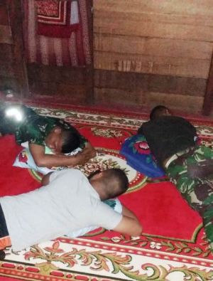Jalin Hubungan Persaudaraan, Anggota Satgas Tinggal di Rumah Warga