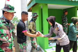 Dukung Moril Satgas TMMD, Kowad Dan Polwan Berikan Ini