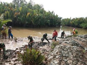 Hadapi Tanah Rawa,  Satgas TMMD Tak Menyerah Selesaikan Target