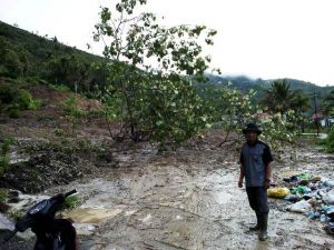 Badan Jalan Tertimbun 3 Mater Karena Longsor,  Jalan Sungai Deras-Sungai Tutung Tak bisa Dilewati