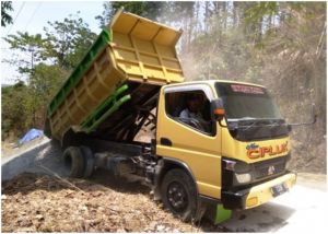 Dump Truck Terus Angkut Material Kebutuhan TMMD