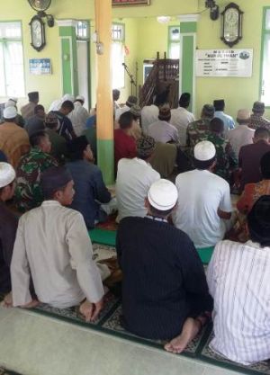 Tak Lupakan Ibadah, Satgas TMMD Bersama Warga Sungai Ayam Laksanakan Shalat Jumat
