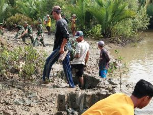 Warga Sungai Ayam Semangat Bantu Satgas TMMD