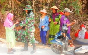 Irisan Semangka Merah Untuk Mbah Sukimah